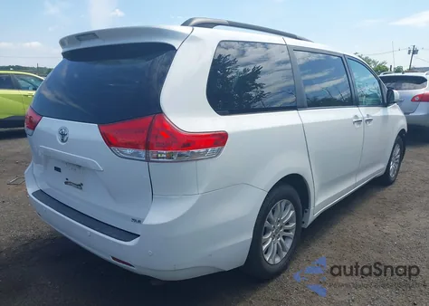 2013 Toyota Sienna Xle V6 8 Passenger z USA, uszkodzony, nr VIN 5TDYK3DC9DS400175